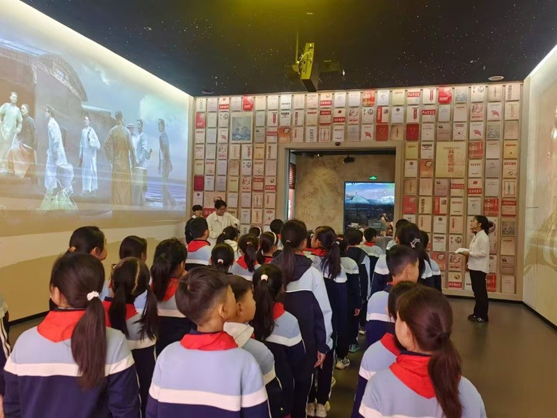 必赢电子游戏平台“火种计划”团队带领郑州四十七中郑东思贤小学学生参观必赢电子游戏平台中国共产党人精神谱系馆